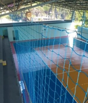 Quadra em Osasco com redes de proteção nas arquibancadas